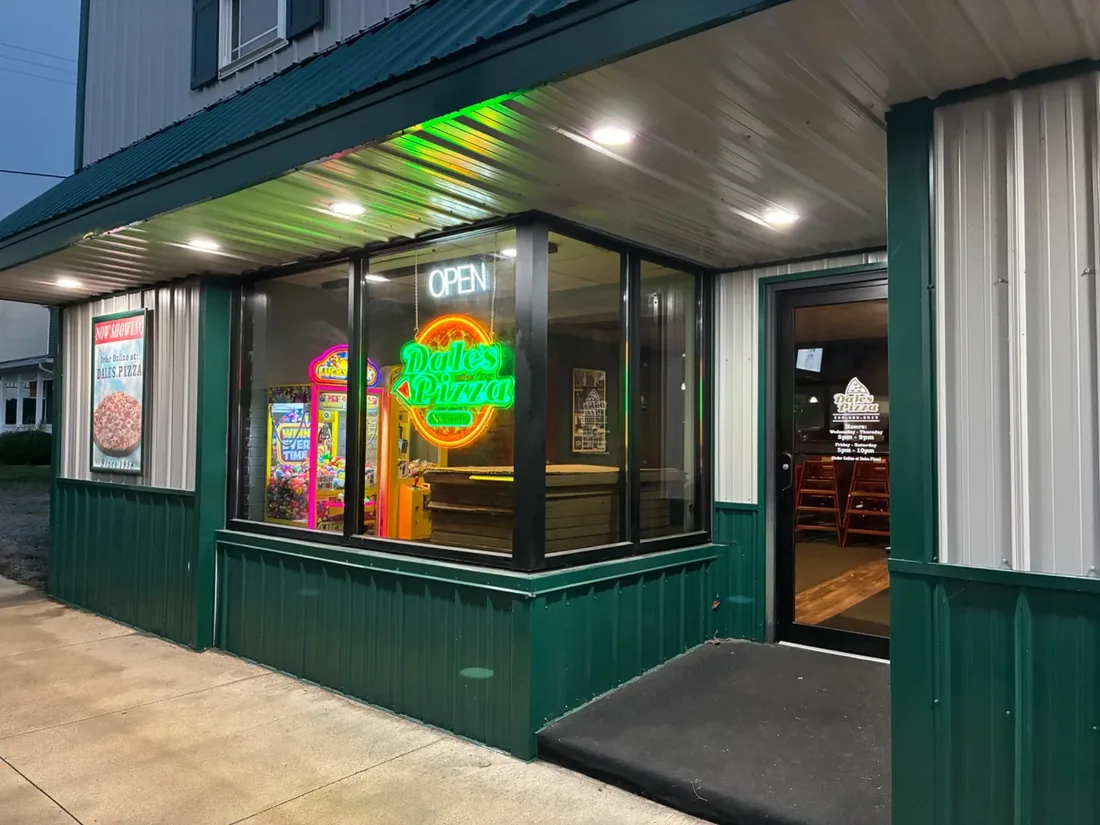 Dale’s Pizza storefront in Hagerstown, Indiana, with the Dale’s Pizza neon sign