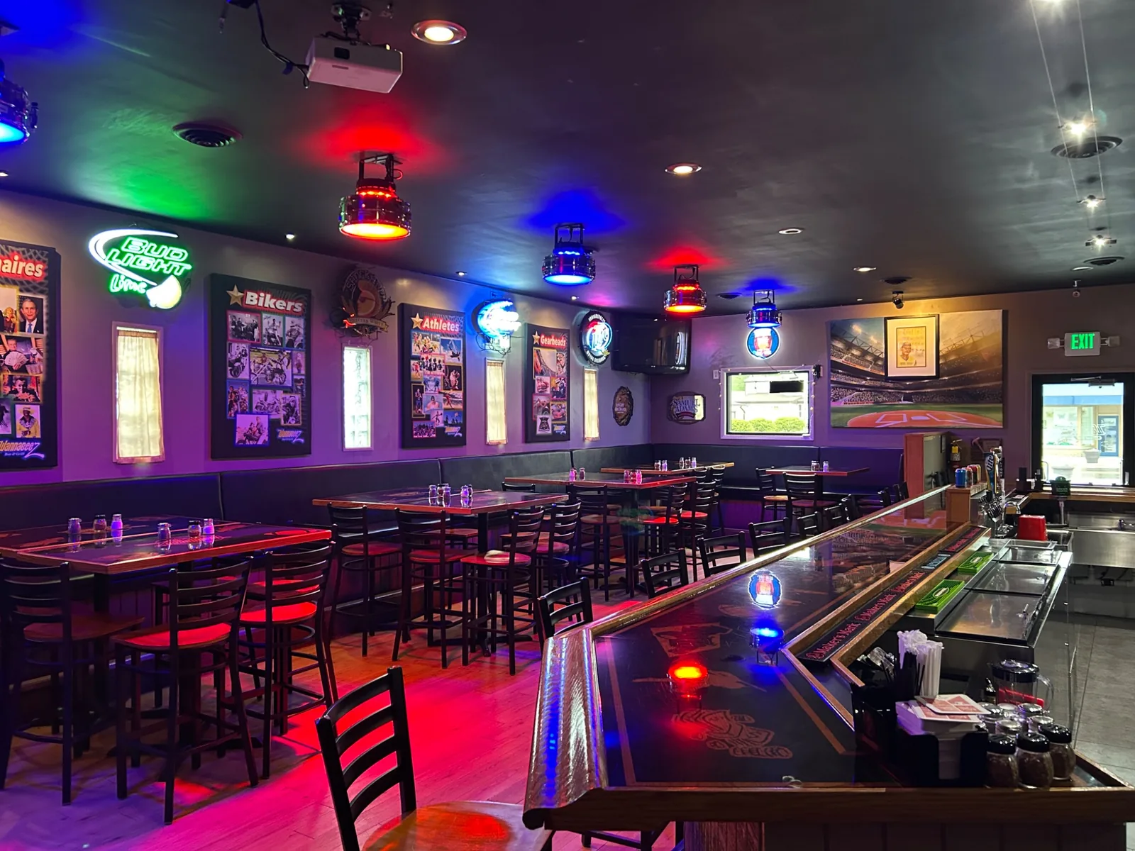 Interior of Wannabeez Bar & Grill in Hagerstown, Indiana